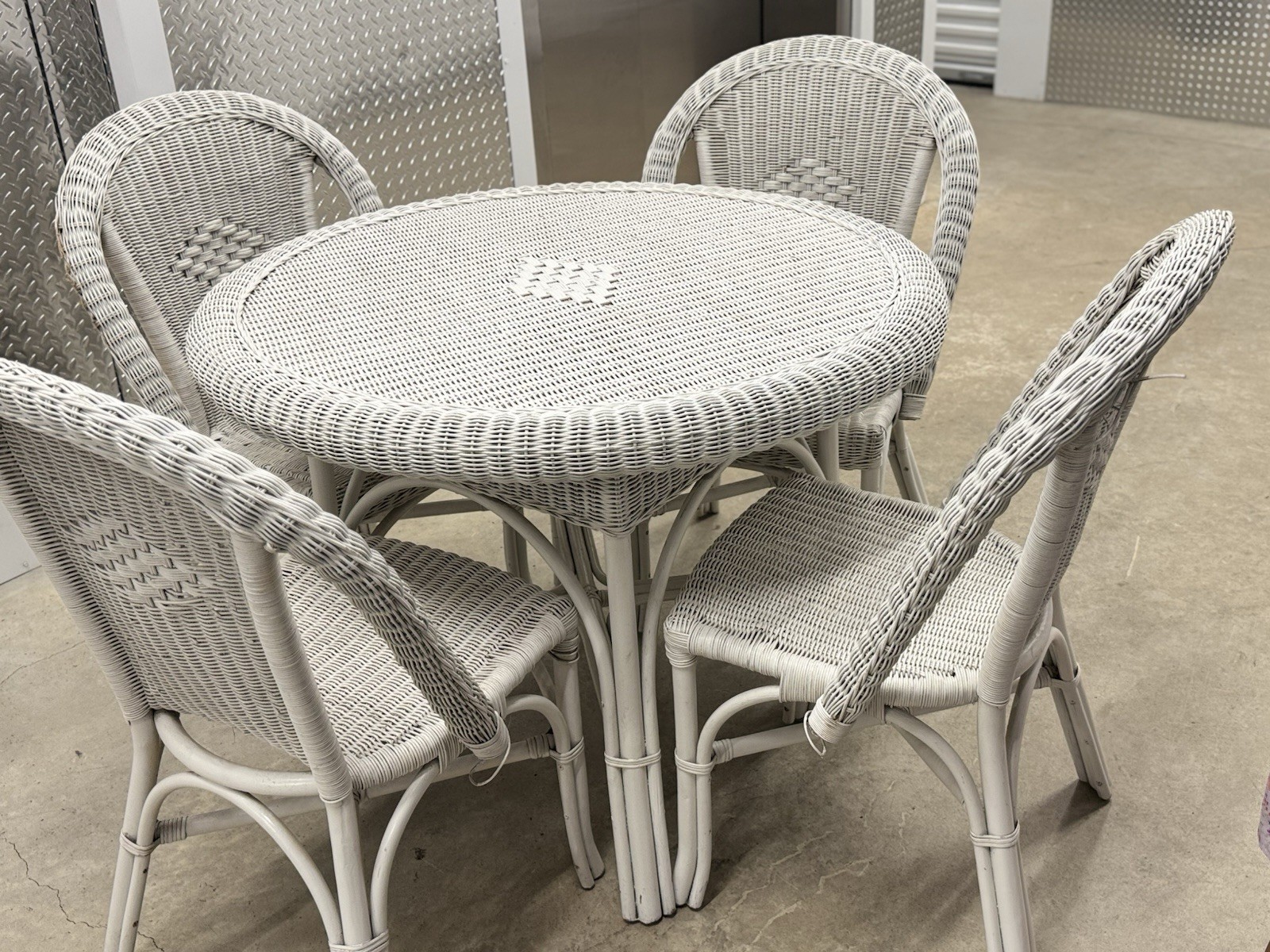 White Rattan/Wicker 5-Piece Round Patio Dining Set, Table & 4 Chairs Seats 4