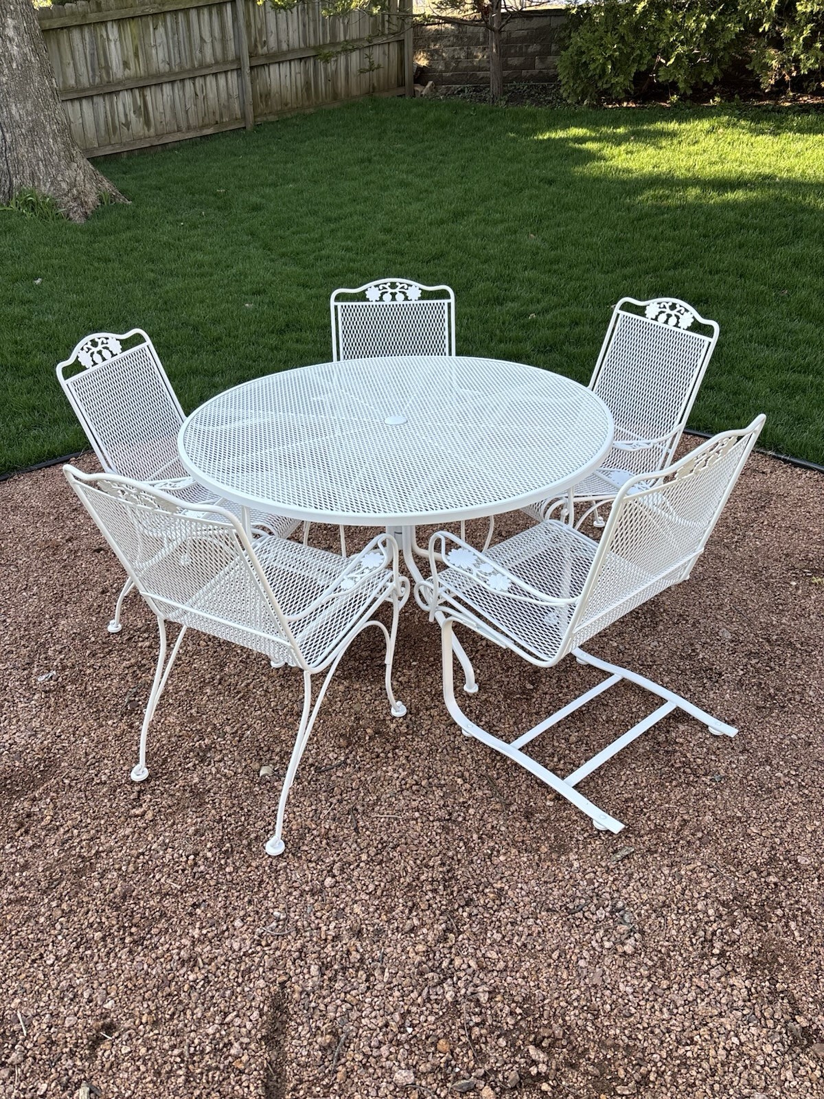 Beautiful Freshly Painted Vintage Woodard, Six Piece Patio Set.