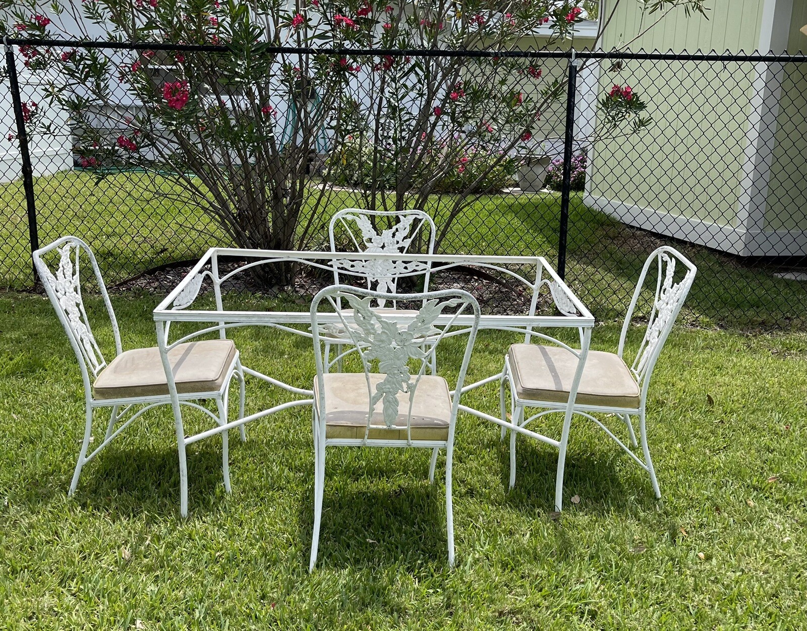 Cast Aluminum Table and Chairs with Vinyl Seats Floral Motif – Vintage